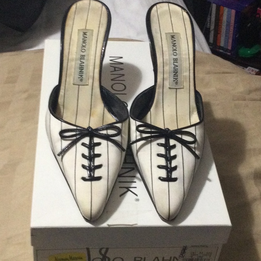 Blank and white kitten heel Manolo Blahnik size 35